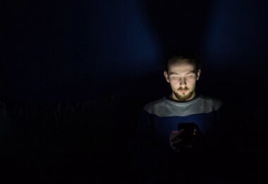 Smartphone bei Nacht, Smartphone im Dunkeln, Dark Mode am Smartphone
