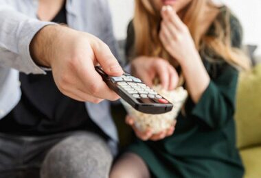 Fernbedienung, Sofa, Popcorn, Paar, TV, Netflix im März