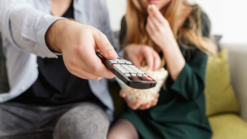 Fernbedienung, Sofa, Popcorn, Paar, TV, Netflix im März