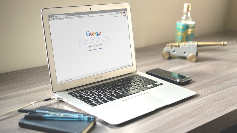 Google Suchmaschine, Macbook, Freelancer, Schreibtisch