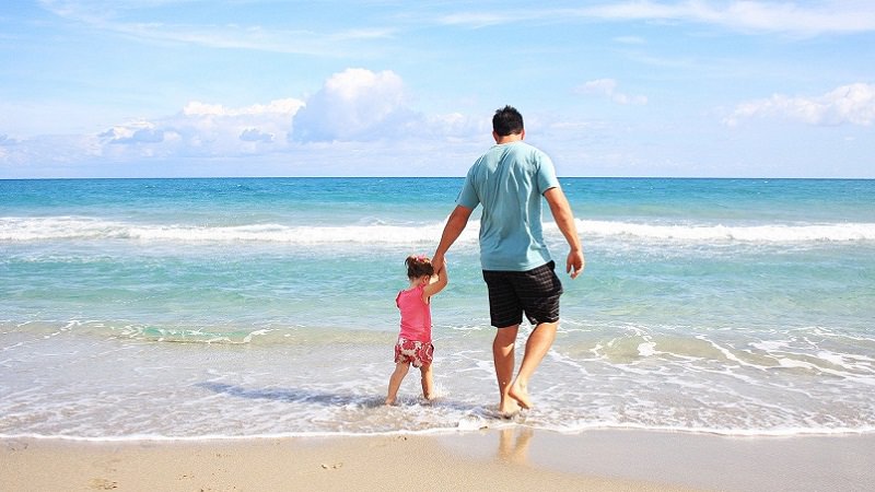 Vater und Tochter, Familie, Strand, Urlaub, Meer, Benefits für Mitarbeiter