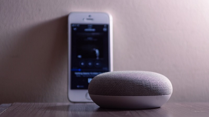 Google Home Mini, iPhone, Smart Speaker, Amazon Alexa aktivieren