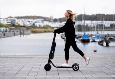 E-Scooter, Frau, Mobilität, Transport, Wunder Mobility, Sharing