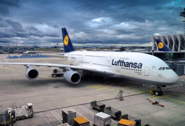 Lufthansa, Airbus A380, Airline, Flugzeug, Flughafen, DAX-Verlierer, beliebteste Aktien im Oktober 2021