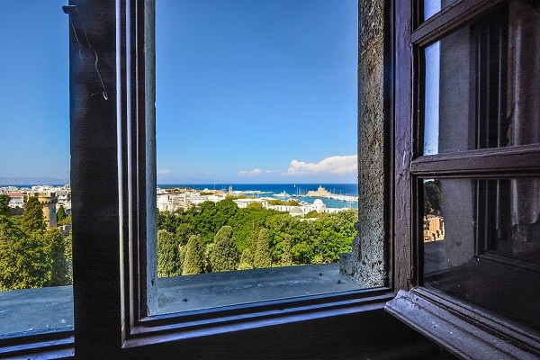 Offene Fenster, Meerblick, Fenster, Belüftung, Belüftungskonzept, Mittelmeer