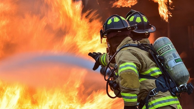 Feuer, Feuerwehr, Berufsfeuerwehr, Feuerwehrleute, Feuerwehrmann, Feuerwehrfrau, Brand, Großbrand, Ausbildungsberufe