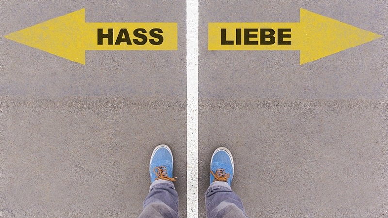 Hass, Liebe, Entscheidung, Weggabelung, Wegweiser, Facebook-Werbeboykott