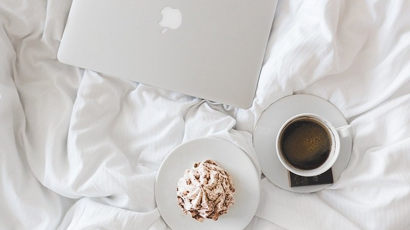 Frühstück, Bett, Frühstück im Bett, Laptop, Kaffee