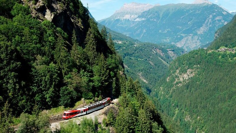 Zug, Berge, Wald