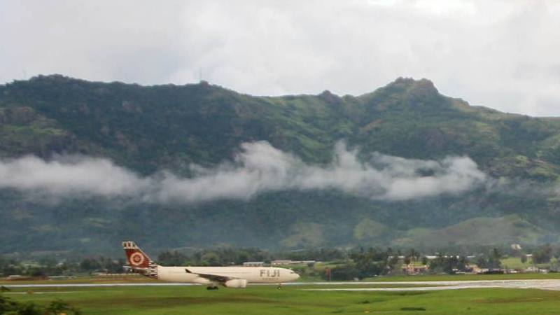 Nadi Airport, Flugzeug, Landebahn, Berge