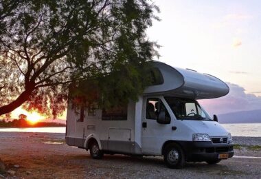 Ein Wohnmobil an einem Strand.