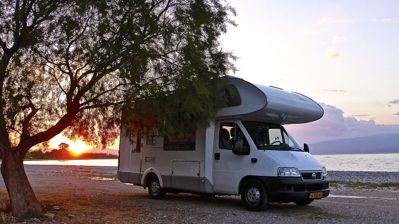 Ein Wohnmobil an einem Strand.