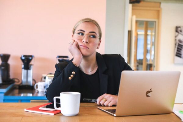 Frau, Brille, Computer, Arbeit, Unmotiviert