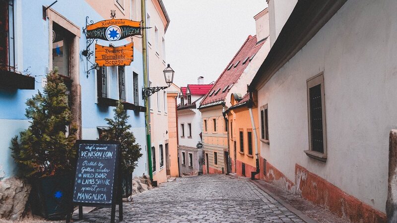 Bratislava, Slowakei, Gasse, Weinstube