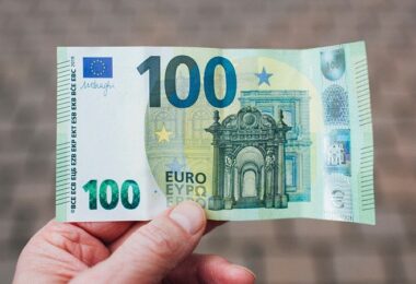 Euro, 100-Euro-Schein, Geld, Gehalt, Jahresgehalt