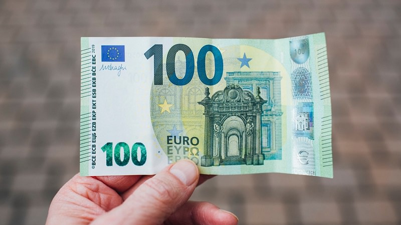 Euro, 100-Euro-Schein, Geld, Gehalt, Jahresgehalt