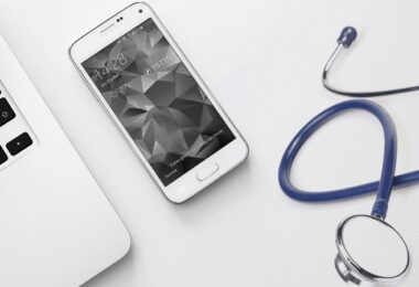 Laptop, Smartphone, Stethoskop, Medizin, Arzt, Algorithmen in der Medizin