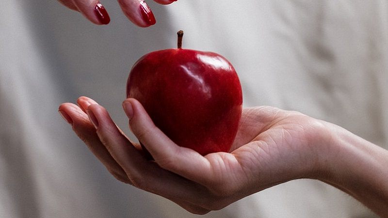 Apfel, roter Apfel, vergifteter Apfel, toxisches Verhalten, toxische Menschen