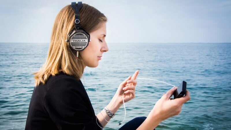 Kopfhörer, Frau, Smartphone, beliebteste Podcast-Themen