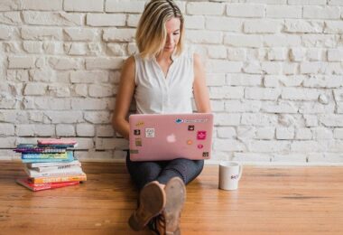 Frau, Influencerin, Laptop