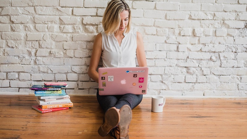 Frau, Influencerin, Laptop