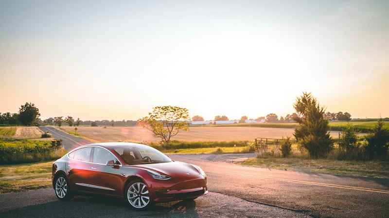 https://www.basicthinking.de/blog/wp-content/uploads/2021/01/tesla-model-3-sonnenuntergang.jpg