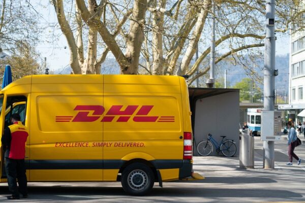 Zusteller, DHL, Post, Pakete