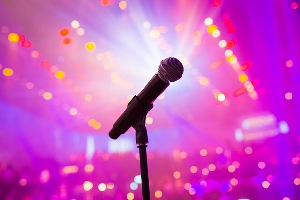 Mikrofon, Bühne, Publikum