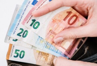Geld, Euro, Euroscheine, Geldscheine, Geldbeutel, Gehalt in Deutschland, Gehaltsvergleich