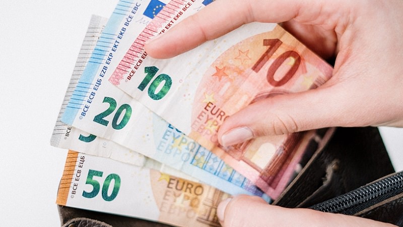 Geld, Euro, Euroscheine, Geldscheine, Geldbeutel, Gehalt in Deutschland, Gehaltsvergleich