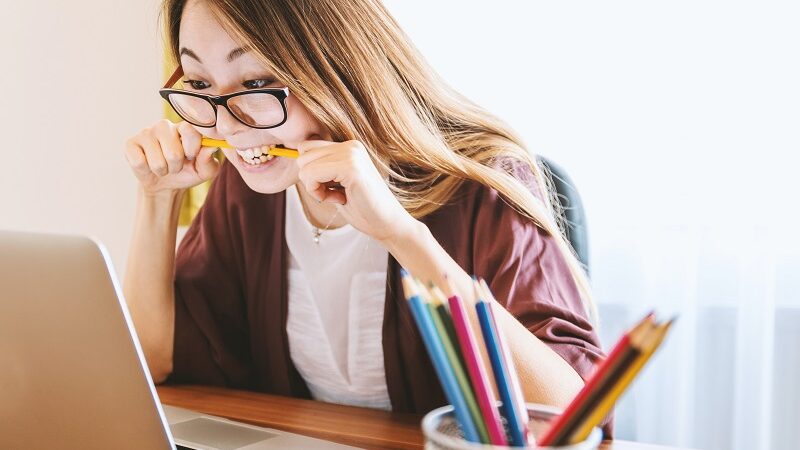 Laptop, Frau, Schreibtisch, Bleistift, Frust