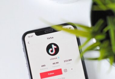 Tik Tok, Tik Tok Influencer, Personalisierte Werbung auf Tik Tok, Werbung, Targeting, Tik Tok sammelt biometrische Daten, Tik Tok Stories, Datenschutz bei Tik Tok