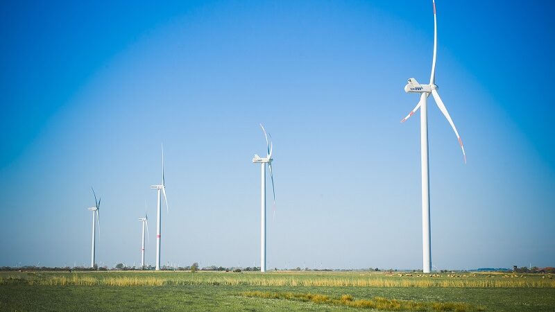 Windräder, Norddeutschland, blauer Himmel, Corona Klima