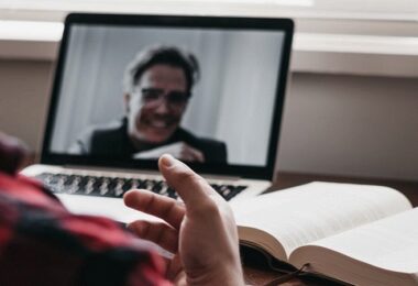 Zoom Call, Zoom-Gespräch, Video-Interview, Hintergrundfarben im Vorstellungsgespräch