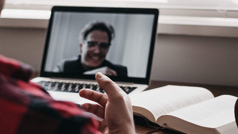 Zoom Call, Zoom-Gespräch, Video-Interview, Hintergrundfarben im Vorstellungsgespräch