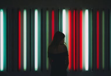 Frau, Neonlichter, digitale Transformation