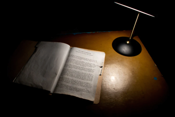Lampe, Schreibtisch, Buch