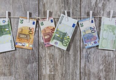 Euro, Geld, Geldwäsche, Betrug, betrügen, Betrügen im Beruf, Betrügen im Job