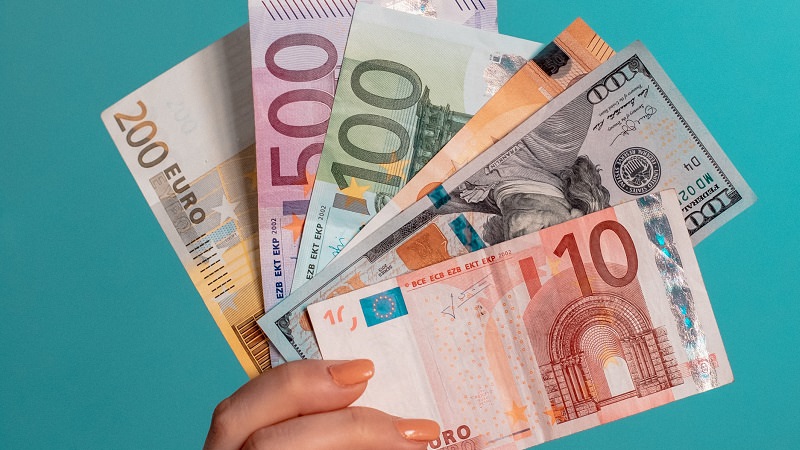 Geld, Geldscheine, Euro, Bargeld, Dividenden-Ausschüttung