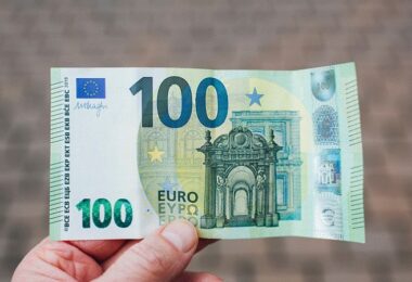 Geld, Geldschein, Bargeld, 100-Euro-Schein, Euro, älteste Dividenden-Aktien der Welt, älteste Dividenden-Zahler der Welt