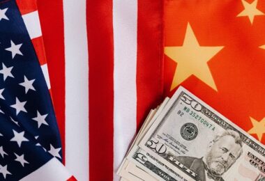 China, USA, US-Dollar, Flaggen, Fahnen, beliebteste Aktien im Juli 2021