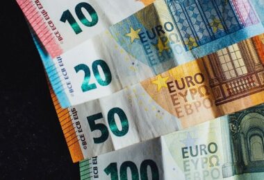 Geld, Geldscheine, Euro, Bargeld, Euroscheine, europäische Dividenden-Aristokraten, zuverlässige Dividenden-Aktien aus Europa, wie reich bin ich