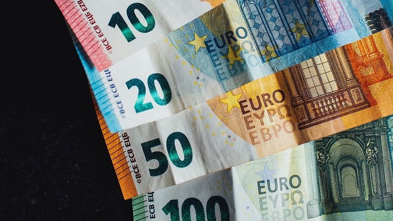 Geld, Geldscheine, Euro, Bargeld, Euroscheine, europäische Dividenden-Aristokraten, zuverlässige Dividenden-Aktien aus Europa, wie reich bin ich