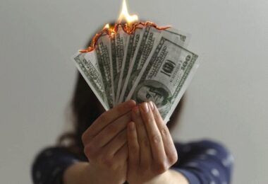 Dollar, Geld, Scheine, Frau, Hand, Bußgelder für Datenschutzverstöße, Datenschutz-Strafen