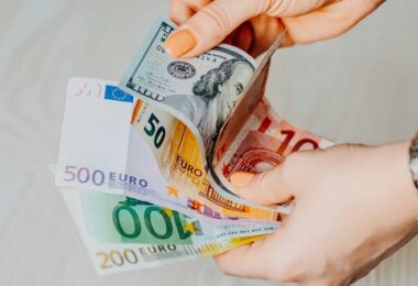 Geld, Geldscheine, US-Dollar, Euro, Banknoten, beste Aktien der Welt, Arbeitgeber meiste Gehalt, beste Aktien weltweit