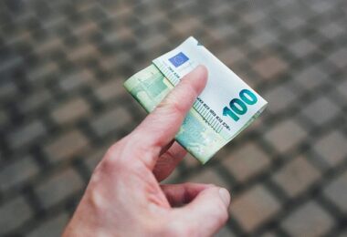 Euro, Euroschein, 100 Euro, Geld, Geldschein, monatliche Dividenden-Aktien, monatliche Dividendenzahler, monatliche Dividendenaktien