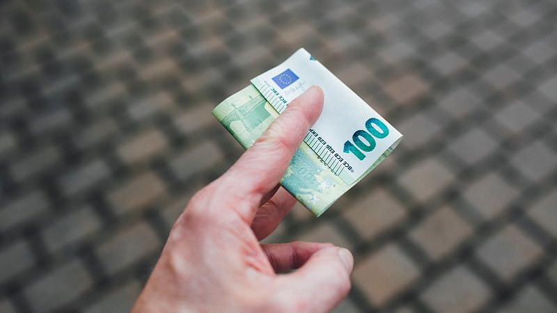 Euro, Euroschein, 100 Euro, Geld, Geldschein, monatliche Dividenden-Aktien, monatliche Dividendenzahler, monatliche Dividendenaktien