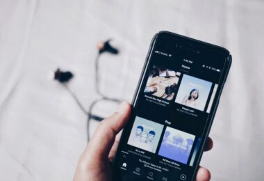 Spotify, Musik, Handy, Kopfhörer, deutsche Podcasts auf Spotify, deutsche Podcasts Spotify