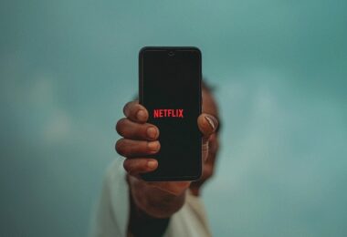 Netflix Smartphone, Netflix auf Smartphone, Netflix Logo, neu bei Netflix im November 2021