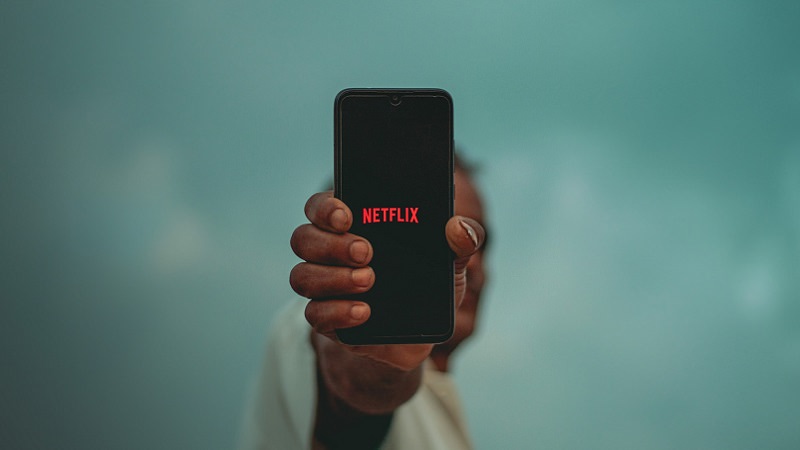 Netflix Smartphone, Netflix auf Smartphone, Netflix Logo, neu bei Netflix im November 2021